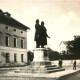 Stadtarchiv Weimar, 60 10-5/11, Blick auf den Theaterplatz mit Goethe-Schiller-Denkmal