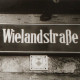 Stadtarchiv Weimar, 60 10-5/13, Straßenschild "Wielandstraße" an einer Hausfassade