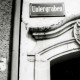 Stadtarchiv Weimar, 60 10-5/17, Haus mit Straßenschild "Untergraben"