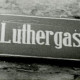 Stadtarchiv Weimar, 60 10-5/18, Straßenschild "Luthergasse"