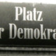 Stadtarchiv Weimar, 60 10-5/2, Straßenschild "Platz der Demokratie" 