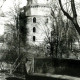 Stadtarchiv Weimar, 60 10-5/2, Blick aus dem Park zum Turm der Landesbibliothek