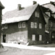 Stadtarchiv Weimar, 60 10-5/20, Blick auf die Straßenkreuzung Friedensstraße /Einmündung Friedensgasse (links)