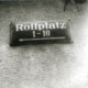 Stadtarchiv Weimar, 60 10-5/20, Straßenschild "Rollplatz 1-10" mit Richtungspfeil