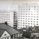 Stadtarchiv Weimar, 60 10-5/21, Blick vom Turm der Jakobskirche auf die Baustelle des Studentenwohnheims am Jakobsplan