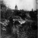 Stadtarchiv Weimar, 60 10-5/22, Blick über eine alte Mauer des Weimarhallenparkes zur Jakobskirche