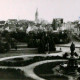 Stadtarchiv Weimar, 60 10-5/22, Blick vom Landesmuseum auf den Vimaria-Brunnen und zum Kettenberg