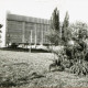 Stadtarchiv Weimar, 60 10-5/23, Blick von der Friedensbrücke/ Friedensstraße auf das Mehrzweckgebäude