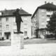 Stadtarchiv Weimar, 60 10-5/25, Blick zum "Ernst-Thälmann-Denkmal" auf dem Platz der 56.000 (heutiger Buchenwaldplatz)