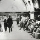 Stadtarchiv Weimar, 60 10-5/25, Blick in die Bahnhofsvorhalle mit Wartebereich