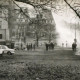 Stadtarchiv Weimar, 60 10-5/25, Blick von der Tankstelle (heute Autoparkplatz) links Ecke Ernst-Thälmann-Straße auf dem Karl-Marx-Platz (Weimarplatz)