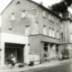 Stadtarchiv Weimar, 60 10-5/26, Ernst-Thälmann-Straße 51 mit Wandbild am Hausgiebel "Kulmbacher Mönchshof-Bräu".