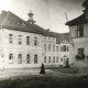 Stadtarchiv Weimar, 60 10-5/30 Bd. 1, Blick auf die Bürgerschule mit Bürgerschulbrunnen