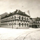 Stadtarchiv Weimar, 60 10-5/30 Bd. 1, Blick auf die Bürgerschule mit Pumpenbrunnenhäuschen