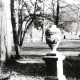 Stadtarchiv Weimar, 60 10-5/30 Bd. 1, Blick auf die Grabstätte der Familie Bertuch im Weimarhallenpark