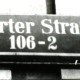 Stadtarchiv Weimar, 60 10-5/31 Bd.2, Straßenschild "Erfruter Straße 106-2" mit Richtungspfeil