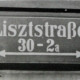 Stadtarchiv Weimar, 60 10-5/33, Straßenschild "Lisztstraße 30-2a" mit Richtungspfeil