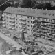 Stadtarchiv Weimar, 60 10-5/33, Blick auf einen Wohnblock in der Gutenbergstraße