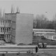 Stadtarchiv Weimar, 60 10-5/33, Blick über die Gutenbergstraße zur "Makarenko-Oberschule"