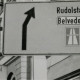 Stadtarchiv Weimar, 60 10-5/34, Straßenschild mit Wegweisung "Rudolstadt, Belvedere, Autobahn" in der Steubenstraße