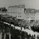 Stadtarchiv Weimar, 60 10-5/35, Blick auf eine Menschenansammlung auf dem Frauenplan