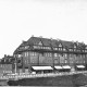 Stadtarchiv Weimar, 60 10-5/22, Blick von der Asbachstraße auf  »Vier-Giebel-Haus« »Am Viadukt 2, 4, 6, 8« 