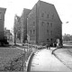 Stadtarchiv Weimar, 60 10-5/22, Blick vom Karl-Marx-Platz auf die verbliebenen Häuser »Am Viadukt«