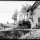 Stadtarchiv Weimar, 60 14 Negativ 057, Blick auf einen Graben mit Fußgängerbrücke und Gebäude