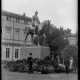 Stadtarchiv Weimar, 60 14 Negativ 283, Blick auf das Karl-Alexander-Denkmal auf dem Goetheplatz