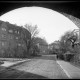Stadtarchiv Weimar, 60 14 Negativ 336, Blick durch den Viaduktbogen auf die Häuser Asbachstraße 1a, 1b, 3, 5, Richtung Westen